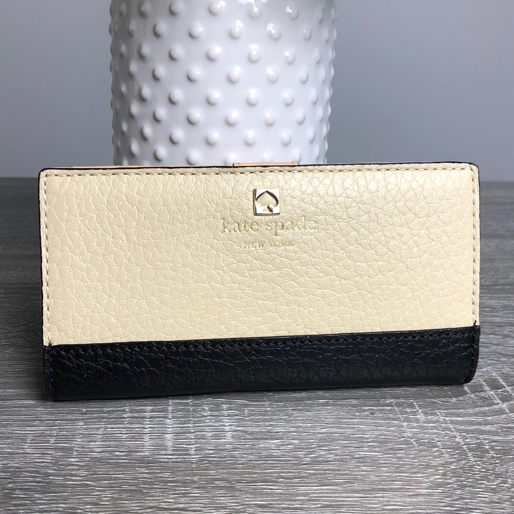 ✨Kate Spade Stacy Skinny Wallet Buttermilk Black✨